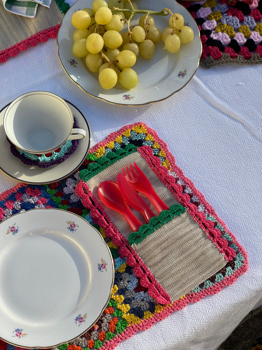 Two-tone cutlery holder